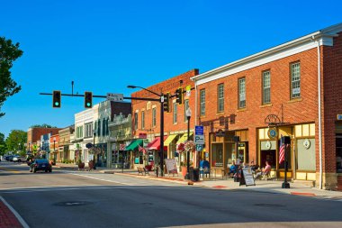 Hudson, Oh - 28 Temmuz 2018: Main St kafeler, mağazalar ve işletmeler bir Cumartesi sabahı bu büyüleyici Kuzeydoğu Ohio köydeki hayata.