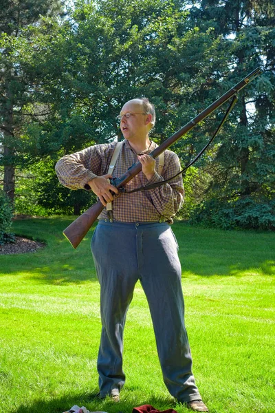 Twinsburg June 2018 Reenactor Demonstrates Use Civil War Era Rifle — Stock Photo, Image