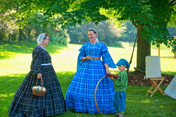 Twinsburg June 2018 Two Women Young Child Period Dress Portray — Stock Photo, Image