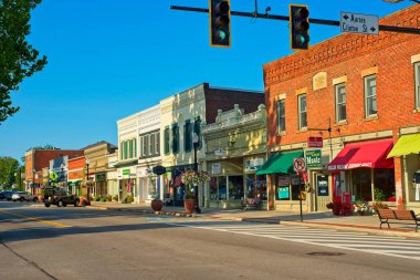 Hudson, Oh - 28 Temmuz 2018: Bir görünüm Kuzey ana cadde boyunca mağazalar, kafeler ve işletmeler ile büyüleyici küçük kasaba olarak hayata güneşli bir Cumartesi sabahı Kuzeydoğu Ohio döner.
