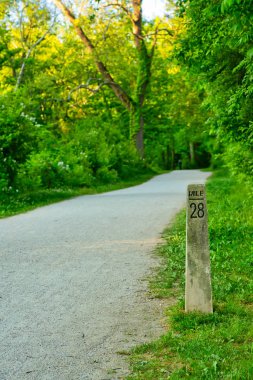 Ohio ve Erie kanal Cuyahoga Vadisi Milli Parkı yakınındaki Cleveland yılında towpath izi üzerinde mil işareti