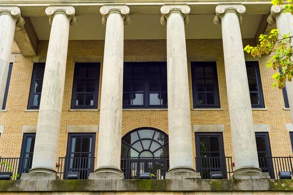 イオンの列形成ケント ホール ケント オハイオ州に Ksu のキャンパスにはネオクラシック様式の学術建物の印象的な正面玄関 — ストック写真