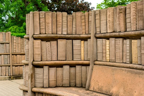 Outdoor Stone Benches Shelves Full Old Books Carved Stone Campus — Stock Photo, Image