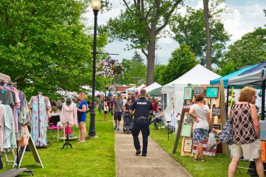 Twinsburg, Oh - 9 Haziran 2018: Ziyaret edenler arasında satıcı kabinleri için A Taste of Twinsburg, açık mutfak ve yaz aylarında bir Cumartesi şehir meydanında düzenlenen Sanat Festivali yürüyüş yapın.