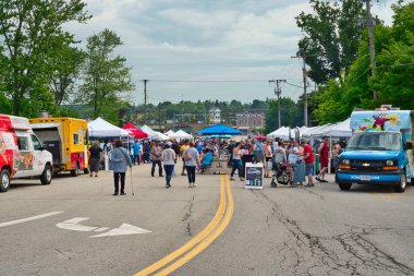 Twinsburg, Oh - 9 Haziran 2018: Gıda kamyon ve satıcı kabinleri için A Taste of Twinsburg, açık mutfak önünde ziyaretçi toplamak ve Sanat Festivali kasaba meydanında düzenlenen.