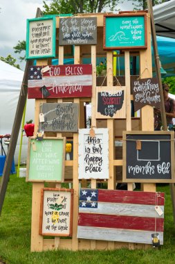 Twinsburg, Oh - 9 Haziran 2018: Bir ilham verici plaklar A Twinsburg tat, satıcı standında parçası kasaba meydanında mutfak ve sanat ve el sanatları festivali görüntüdür.
