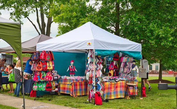 Twinsburg, Oh - 9 Haziran 2018: bir renkli ekran A Taste of Twinsburg, açık mutfak ve Sanat Festivali yaz aylarında bir Cumartesi şehir meydanında düzenlenen bir ev mal ve kumaşlar tekne booth spor.
