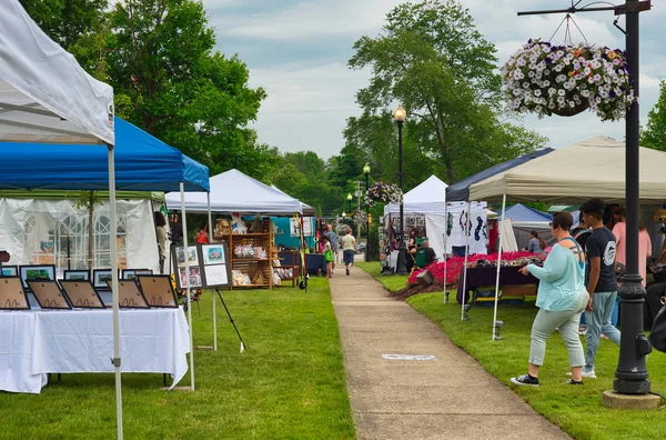 Twinsburg, Oh - 9 Haziran 2018: Ziyaret edenler arasında satıcı kabinleri için A Taste of Twinsburg, açık mutfak ve yaz aylarında bir Cumartesi şehir meydanında düzenlenen Sanat Festivali yürüyüş yapın.