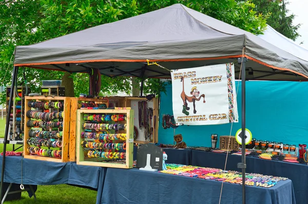 カラフルなベルトと Braclets は料理や工芸祭が町の広場に夏に開催 ツインズバーグ味のベンダー ブースにて展示されているツインズバーグ オハイオ州 2018 — ストック写真