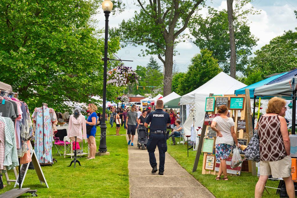 TWINSBURG, OH 9 DE JUNIO DE 2018 Visitantes pasean entre cabinas de