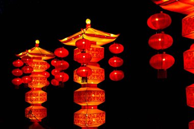 Parlak Asya pagoda fenerler gece yaktı