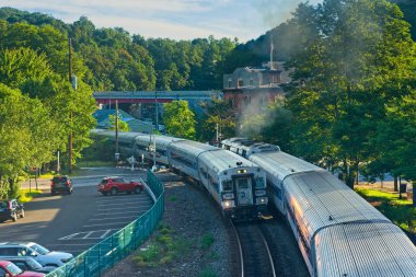 Peekskill, Ny - 4 Eylül 2018: Metro Kuzey Rr üzerinde iki banliyö tren birbirlerine sadece Peekskill istasyonun dışında geçirmek; Poughkeepsie için Nyc topluluklar Hudson boyunca yolun hizmet vermektedir.