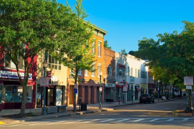 Peekskill, Ny - 5 Eylül 2018: Division Caddesi'ne uyanır kadar parlak güneşli sabah Hudson Nehri yaklaşık 40 mil kuzeyinde Nyc küçük bu şehirde.