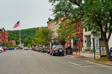 Cooperstown, Ny - 8 Eylül 2018: Bu beyzbol kentinin pitoresk Main Street çekici mağazalar, kafeler ve işletmeler ile kaplı olduğu.
