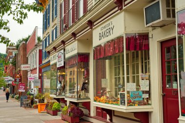 Cooperstown, Ny - 8 Eylül 2018: Mağaza, kafe ve beyzbol temalı aktiviteler Main Street bu büyüleyici şehir dışında New York şehirde kaldırımda line.