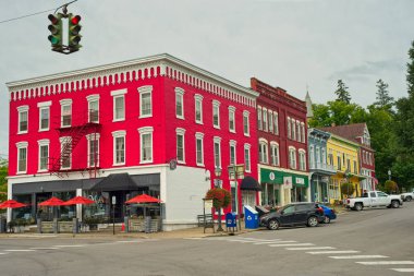 Cooperstown, Ny - 8 Eylül 2018: Mel's 22 (parlak kırmızı bina), ana ve kestane caddelerinin işgal, Bu taşrada Ny Turizm Mekke birçok yemek işyeri biridir..