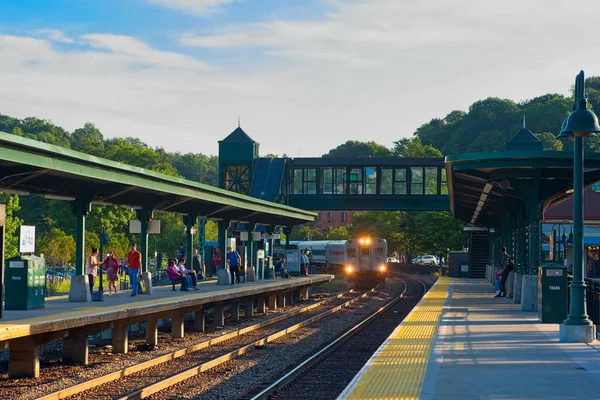 ピークスキル ニューヨーク 2018 ピークスキル駅にニューヨーク市引きに向かって朝通勤電車地下鉄北のラインは ポキプシーまでハドソンに沿ってコミュニティを提供しています — ストック写真