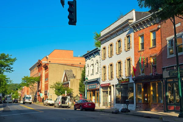 Peekskill Settembre 2018 Traffico Attività Iniziano Muoversi Sulla Main Street — Foto Stock