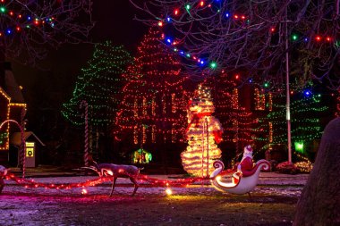 Bir Santa onun kızak, Ren geyiği ve dev bir kardan adam ve Doğum sahnesi şenlikli bir kare bir köy ve Noel ekranda açık bir parçası olduğunu