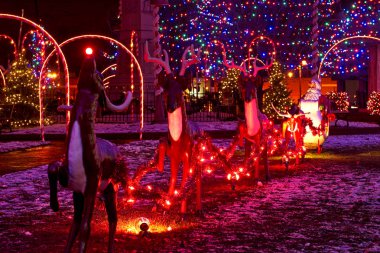 Noel Baba'nın kızağı Ren geyiği ile içinde bir köy kare Noel ekran bir parçası olduğunu. Santa üzerine odaklanmak
