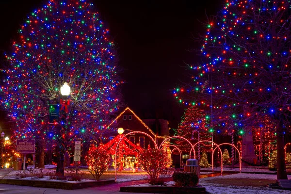 Köyün Şeker Kamışı Kemer Carousel Ile Kare Kasaba Noel Ekranda — Stok fotoğraf