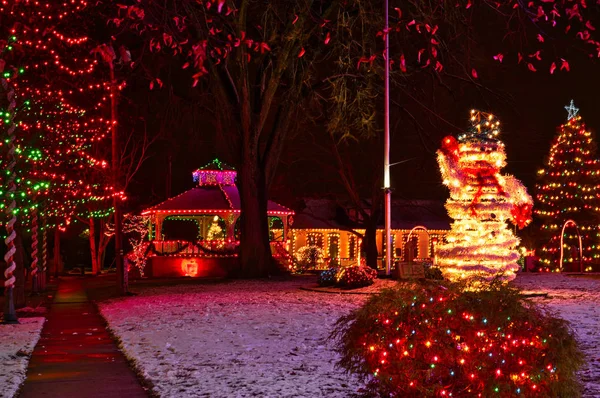 照らされた雪だるまと明るい木村展望台を中心とした小さな町クリスマス ディスプレイ — ストック写真