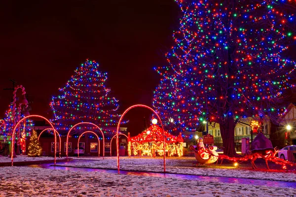 Bir Santa Atlı Kızak Carousel Ile Küçük Kasaba Noel Göstermek — Stok fotoğraf