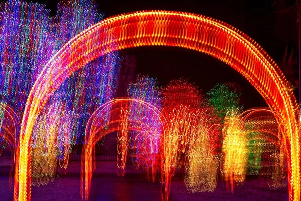 Uma Exibição Natal Aldeia Com Arcos Iluminados Árvores Movimento Borrado — Fotografia de Stock