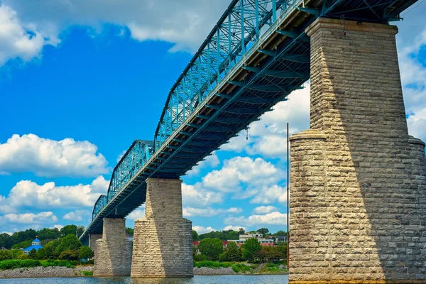 สะพานวอลน ทสตร ทใน Chattanooga เหน อแม าเทนเนสซ งในสะพานคนเด นยาวท ดในอเมร — ภาพถ่ายสต็อก