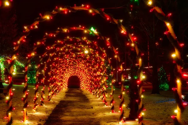 明るいお祝いクリスマス アーチのトンネルを飾る小さな町の公共広場の通路 — ストック写真