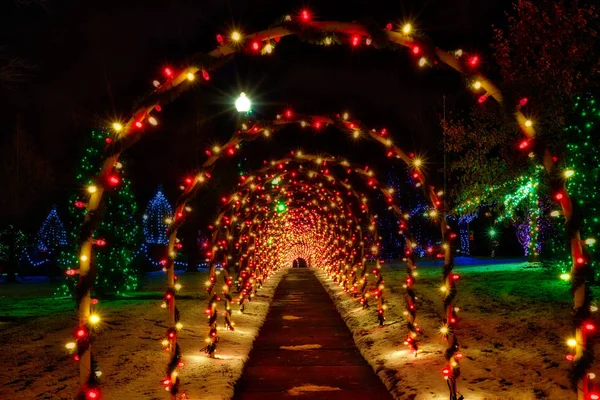 Bir Köy Kare Noel Ortamda Işıklı Kemerlerin Şenlikli Bir Tünel — Stok fotoğraf