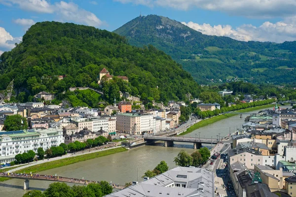 Salzburgs kullar och flod — Stockfoto