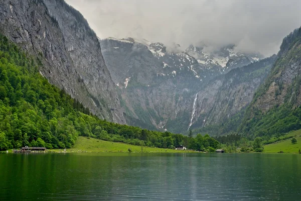 Lago bavarese e cascata — Foto Stock