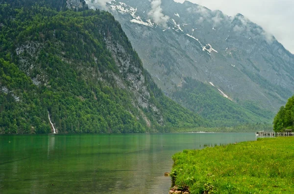 Cascata nel lago di montagna bavarese — Foto Stock