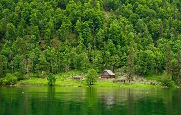 Bavarian lakeside forest shelter — Stock Photo, Image