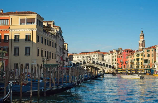 Góndolas atracadas en Venecia — Foto de Stock