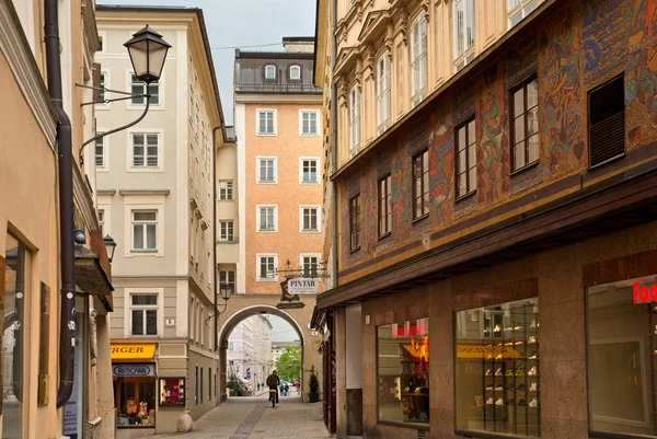 Salzburg narrow arched street — Stok fotoğraf