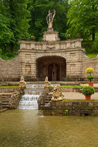 Hellbrunn statuary and pools — Stock Photo, Image