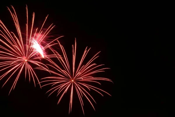 Feuerwerk Schöne Darstellung Von Bunten Feuerwerk Auf Einem Nachthimmel Hintergrund — Stockfoto