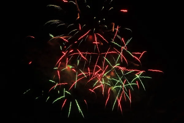 Fuegos Artificiales Hermosa Exhibición Fuegos Artificiales Colores Sobre Fondo Cielo — Foto de Stock