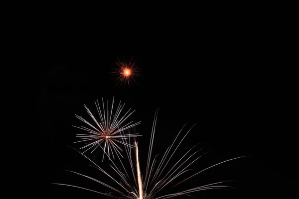 Πυροτεχνήματα Όμορφη Εμφάνιση Των Πολύχρωμα Πυροτεχνήματα Φόντο Ουρανό Νύχτας — Φωτογραφία Αρχείου
