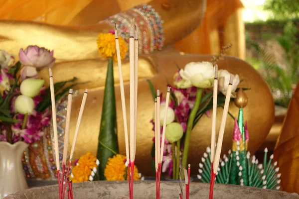 Tütsü sopa joss sopa pot ödeme saygı Buda heykeli, Ayutthaya Bölgesi Tayland için yanan ve adak kullanım içindir