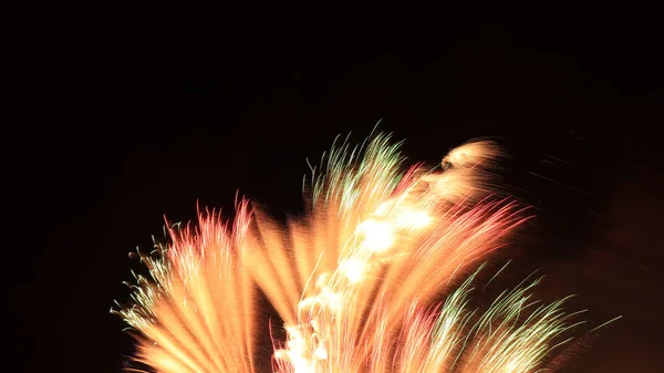 Feuerwerk Schöne Darstellung Von Bunten Feuerwerk Auf Einem Nachthimmel Hintergrund — Stockfoto