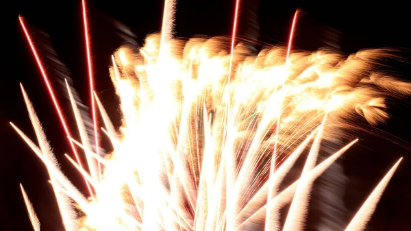 Feuerwerk Schöne Darstellung Von Bunten Feuerwerk Auf Einem Nachthimmel Hintergrund — Stockfoto