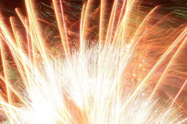 Havai fişekler. Güzel bir gece gökyüzü arka plan üzerinde renkli havai fişek gösterimi.