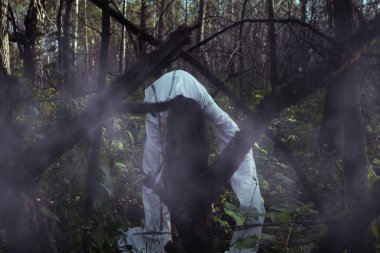 Kasvetli bir ormanda ölü bir kız halloween portresi. Hayalet kız Cadılar Bayramı gecesi bir kasvetli karanlık ormanda