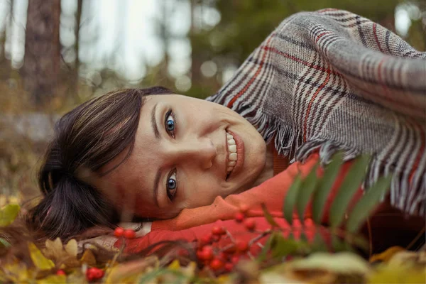 Retrato Una Hermosa Morena Parque Otoño Hermosa Morena Encuentra Follaje — Foto de Stock