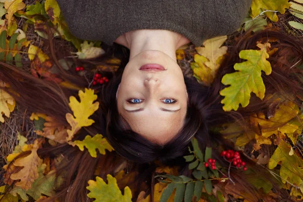 Retrato Una Hermosa Morena Parque Otoño Hermosa Morena Encuentra Follaje — Foto de Stock