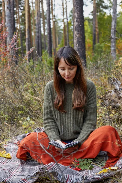 Retrato Una Hermosa Morena Parque Otoño Hermosa Morena Está Leyendo — Foto de Stock