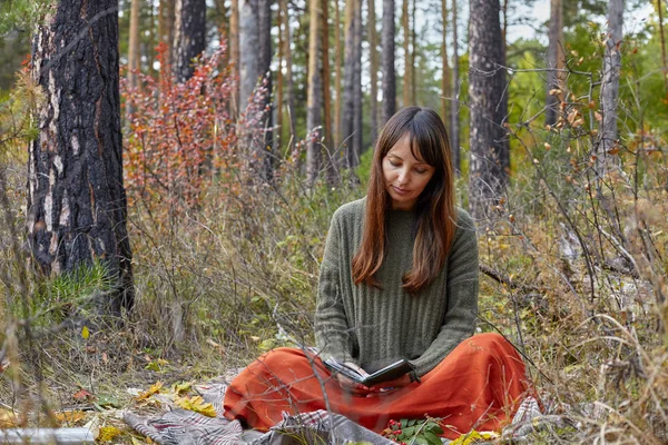 Retrato Una Hermosa Morena Parque Otoño Hermosa Morena Está Leyendo — Foto de Stock